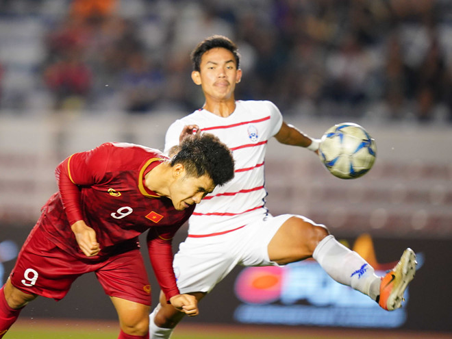 Ha Duc Chinh scores a hat trick to Cambodia net. 