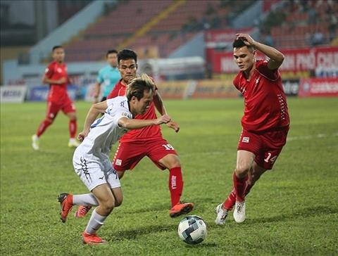  Adriano Schmidt tranh bóng với Văn Toàn