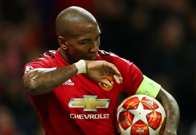 Ashley Young bị cổ động viên Man Utd kêu gọi bán khẩn cấp