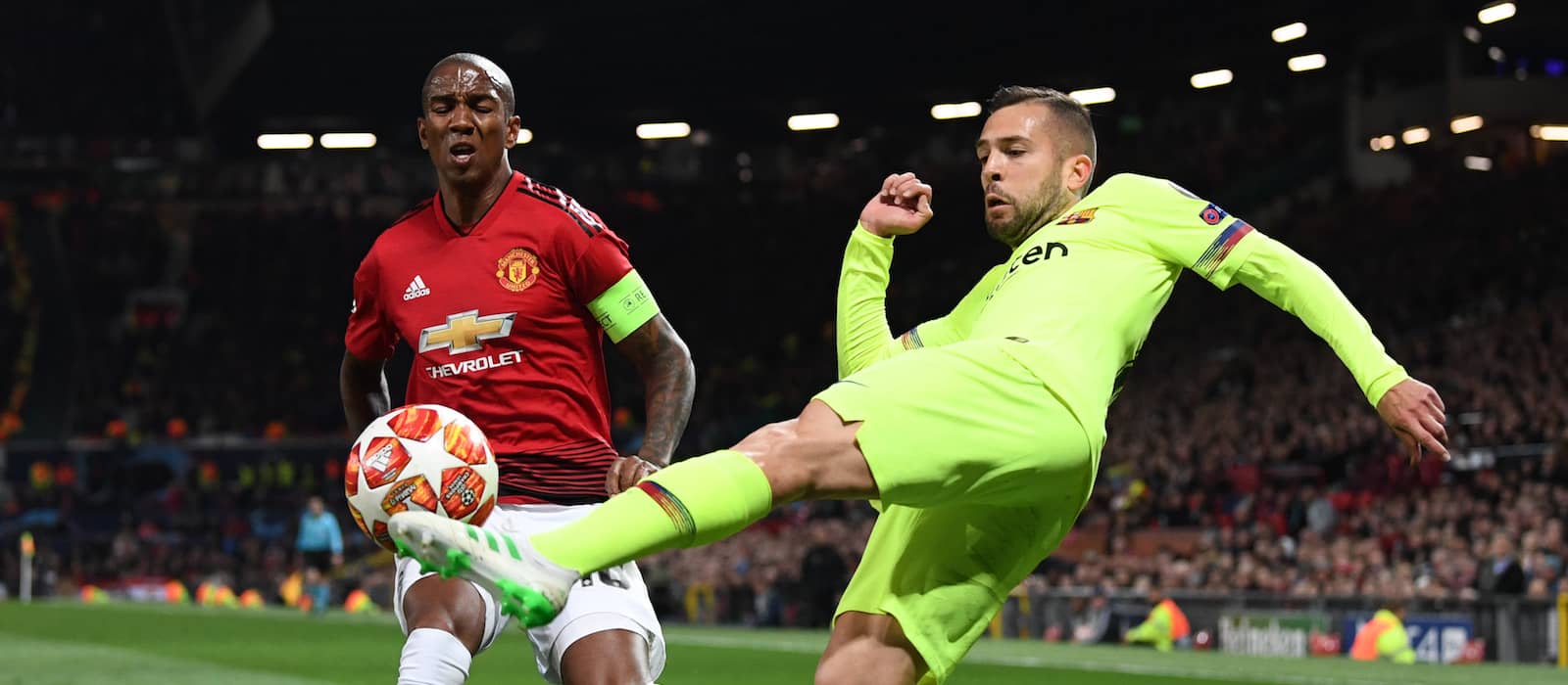 Ashley Young bị cổ động viên Man Utd kêu gọi bán khẩn cấp