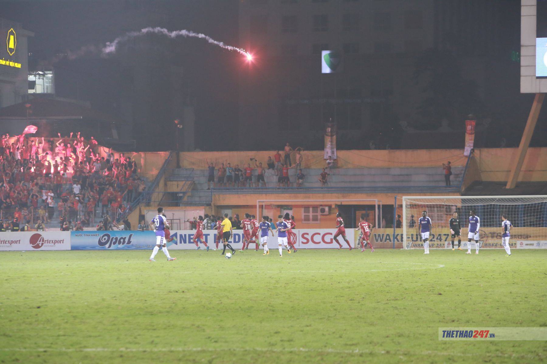 SVĐ Hàng Đẫy, Viettel vs SLNA, Viettel, CĐV đốt pháo sáng