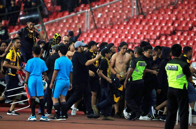 indonesia vs malaysia, cổ động viên indonesia bạo loạn, svđ bung karno, hlv tan cheng hoe