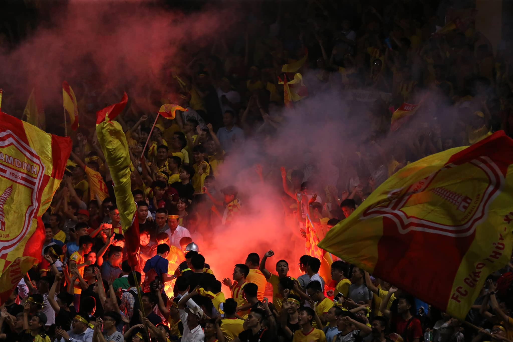 hà nội vs nam định, v-league 2019, cđv nam định đốt pháo sáng, hà nội fc, nam định fc