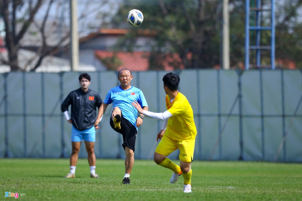 HLV Park Hang Seo tập riêng với Đình Trọng. Ảnh: Zing u23 viet nam vs u23 jordan