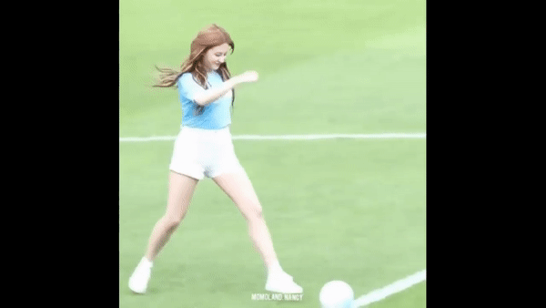 VIDEO: Nancy Momoland sút bóng gây náo loạn sân vận động