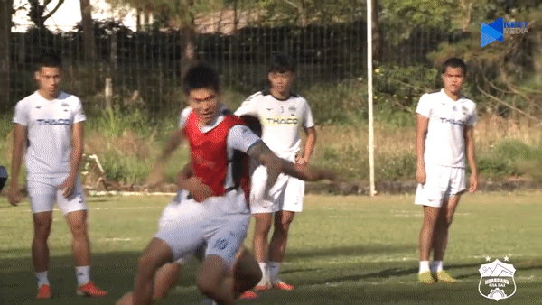 VIDEO: 'Đồng môn của Son Heung Min' liên tục bị cầu thủ HAGL đánh bại