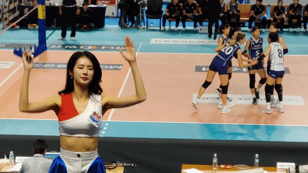 VIDEO: CĐV Hàn Quốc xinh đẹp hâm nóng sân vận động
