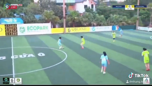 VIDEO: Tài năng của cô gái Việt Nam được mệnh danh 'Xavi nữ' 
