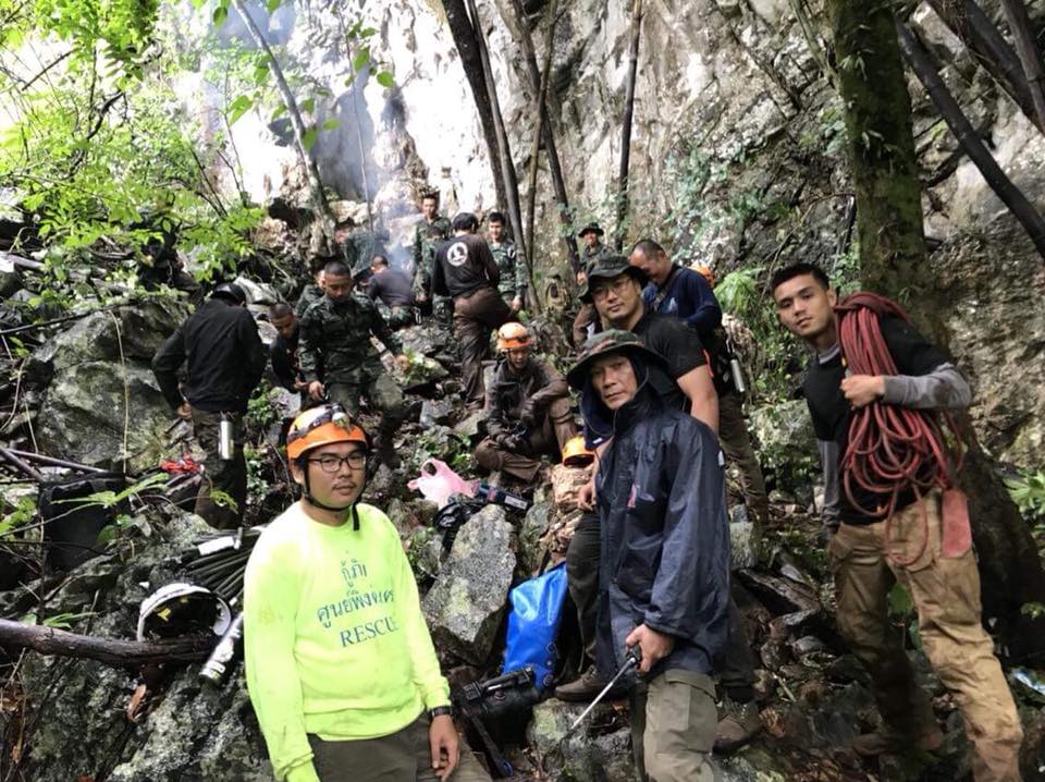 Anh cùng các đồng đội xác định vị trí đội bóng bị mắt kẹt. đội bóng Thái Lan bị mắc kẹt, giải cứu đội bóng Thái Lan, võ sĩ ONE Championship, võ thuật, MMA