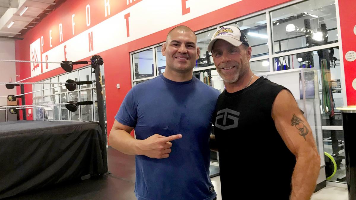 UFC, WWE, Cain Velasquez, Daniel Cormier, pro wrestling, vật biểu diễn, vô địch UFC