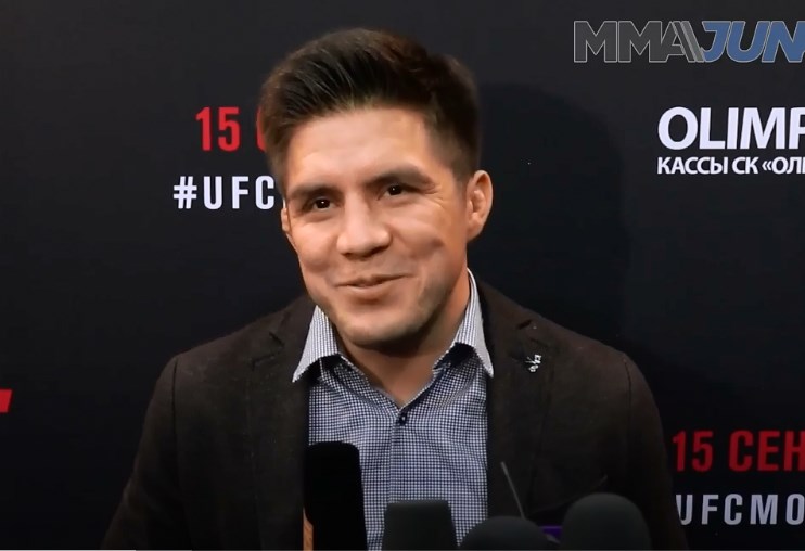 Henry Cejudo phải nhờ đến sự trợ giúp của UFC cuối tuần vừa rồi. henry cejudo mất đai, ufc moscow, henry cejudo,