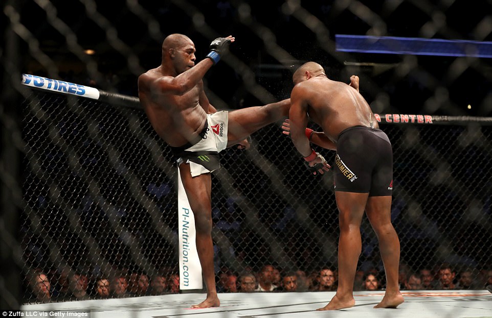 jon jones không cho daniel cormier tranh đai, ufc 232, jones vs gustafson