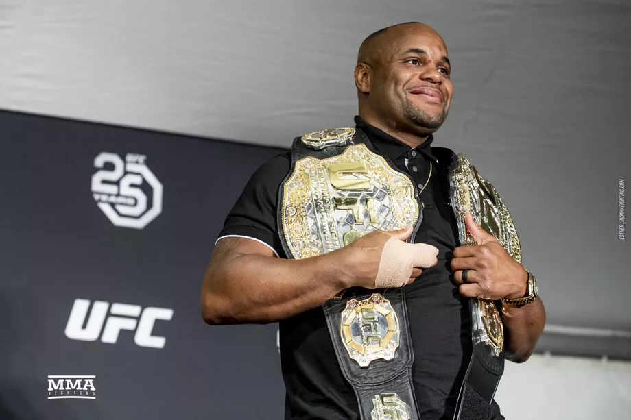 daniel cormier vs derrick lewis, ufc 230, dustin poirier chấn thương, dustin poirier rút lui,
