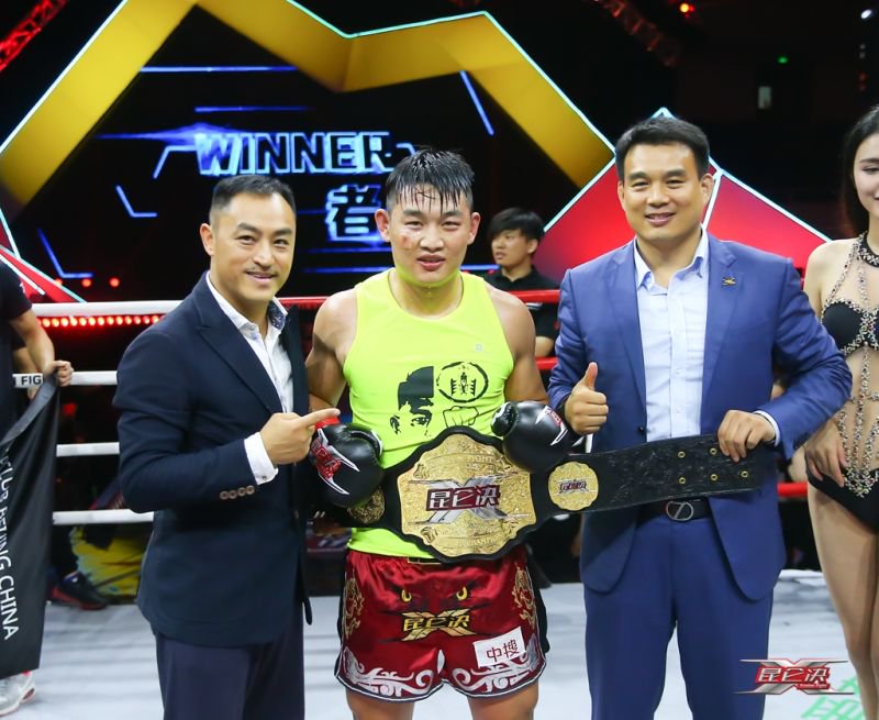 từ hiểu đông, vô địch kickboxing, 