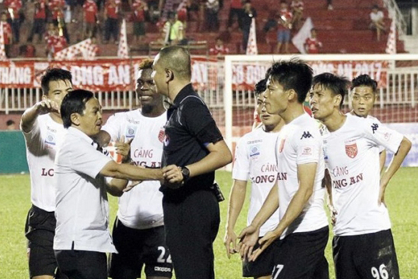 tphcm 1-0 long an, long an phan doi trong tai, long an roi san, vleague, long an buc xuc
