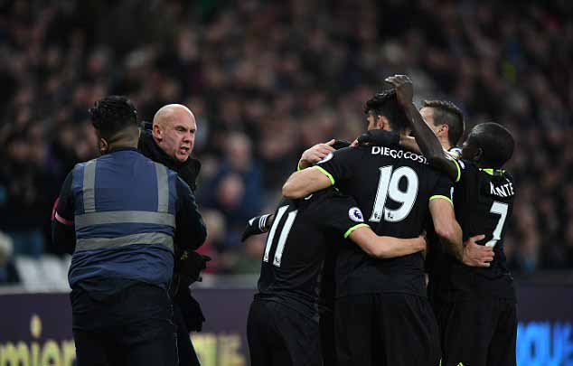 tin bong da anh, west ham 1-2 chelsea, cau thu chelsea bi tan cong, cdv qua khich tan cong, premier league