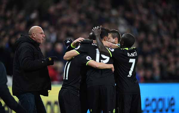 tin bong da anh, west ham 1-2 chelsea, cau thu chelsea bi tan cong, cdv qua khich tan cong, premier league