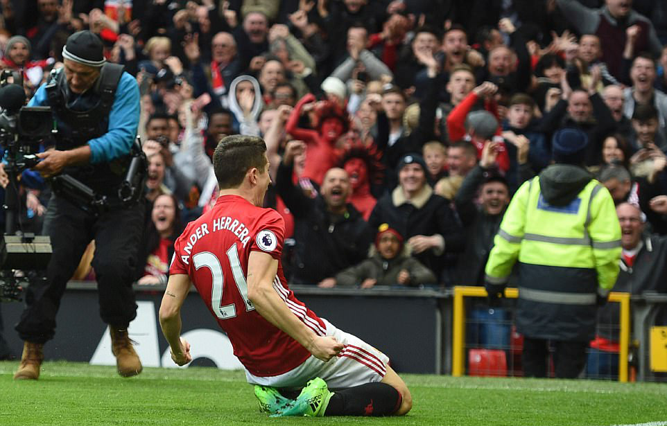MU 2-0 Chelsea, ket qua MU 2-0 Chelsea, Ander Herrera, Man Utd, Ngoai hang ANh 