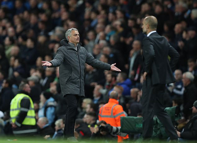Man City 0-0 MU, ket qua bong da, bxh ngoai hang anh 2017, HLV Mourinho, HLV Pep Guardiola, Fellaini the do