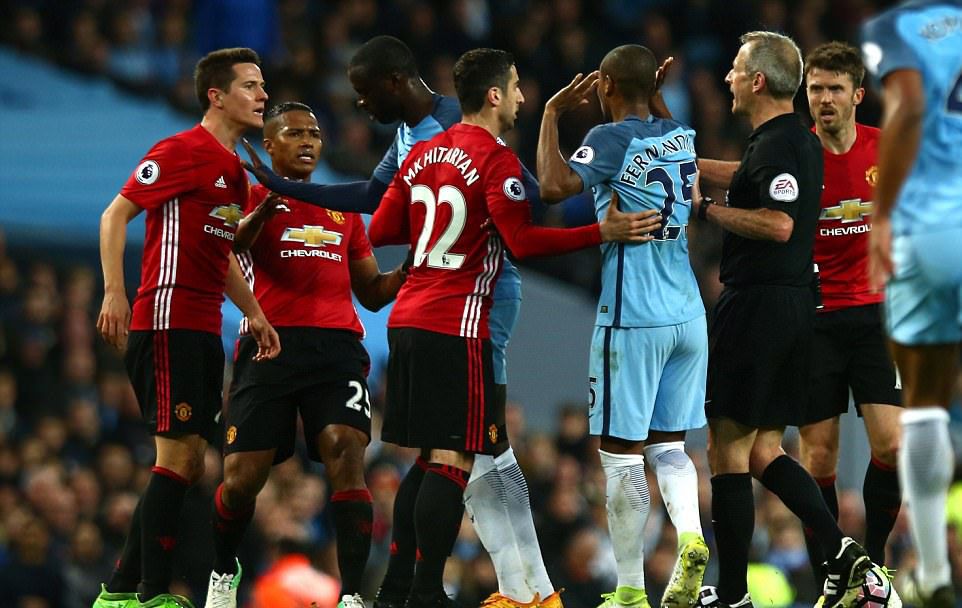 Man City 0-0 MU, ket qua bong da, bxh ngoai hang anh 2017, HLV Mourinho, HLV Pep Guardiola, Fellaini the do