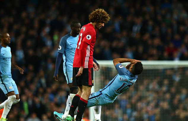 Man City 0-0 MU, ket qua bong da, bxh ngoai hang anh 2017, HLV Mourinho, HLV Pep Guardiola, Fellaini the do