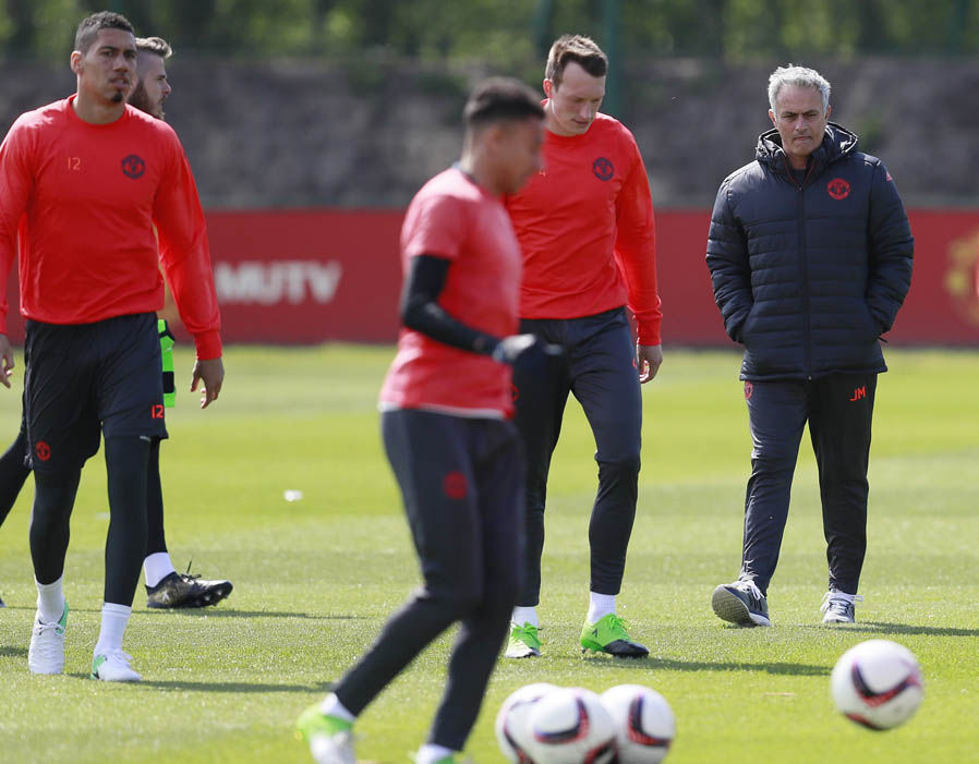 tin chuyen nhuong, tin chuyen nhuong MU, tin chuyen nhuong hom nay, Phil Jones, Smalling, Blind, Darmian