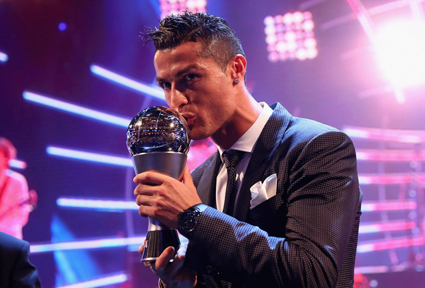 Ronaldo lần thứ hai liên tiếp đoạt giải The Best của FIFA. Đây là phần thưởng xứng đáng cho những nỗ lực của CR7 trong năm qua khi giành cả La Liga và bảo vệ thành công chức vô địch Champions League ronaldo, messi, neymar, ronaldo doat the best, ronaldo xuat sac nhat the gioi