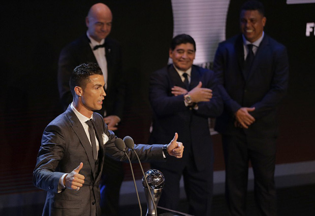 Ronaldo phấn khích nhận giải, anh dành nhiều lời cảm ơn tới tập thể Real Madrid đã giúp đỡ mình trong năm vừa qua ronaldo, messi, neymar, ronaldo doat the best, ronaldo xuat sac nhat the gioi