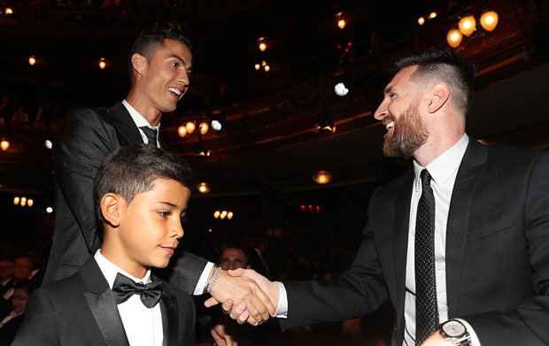 Đây được cho là một trong những hình ảnh đẹp nhất trong buổi lễ trao giải mới diễn ra. Ronaldo và Messi trao những cái bắt tay và nụ cười đầy thân thiện và trân trọng nhau ronaldo, messi, neymar, ronaldo doat the best, ronaldo xuat sac nhat the gioi