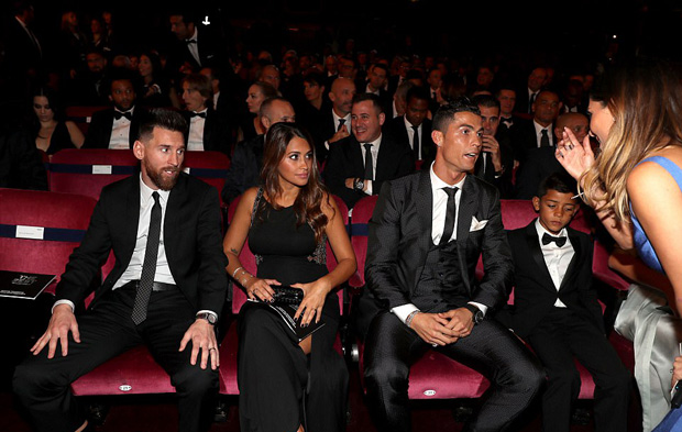 Messi và Ronaldo vẫn đang cùng nhau tạo nên cuộc rượt đuổi kéo dài cả thập kỉ trong cuộc chiến danh hiệu ronaldo, messi, neymar, ronaldo doat the best, ronaldo xuat sac nhat the gioi