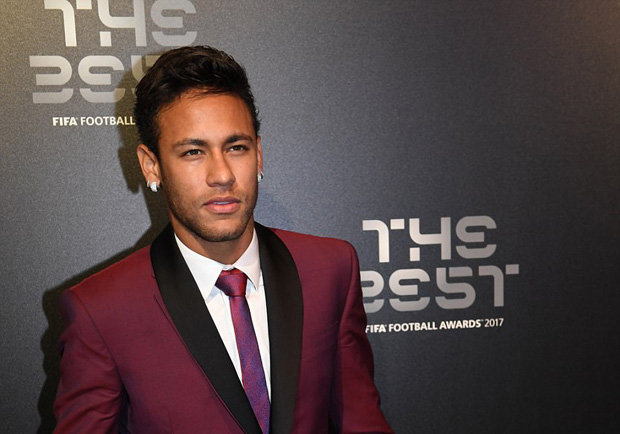 Neymar cũng đến tham dự lễ trao giải, anh vừa trải qua trận đấu đáng quên khi nhận thẻ đỏ ở Ligue 1 ronaldo, messi, neymar, ronaldo doat the best, ronaldo xuat sac nhat the gioi