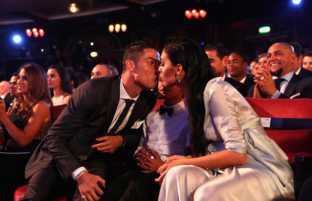 Sau khi biết mình giành chiến thắng, Ronaldo chia sẻ niềm vui với cậu con trai và cô bạn gái của mình ronaldo, messi, neymar, ronaldo doat the best, ronaldo xuat sac nhat the gioi