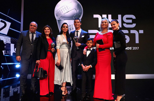Ronaldo và đại gia đình chụp ảnh kỉ niệm trong ngày anh nâng cao danh hiệu cao quý ronaldo, messi, neymar, ronaldo doat the best, ronaldo xuat sac nhat the gioi