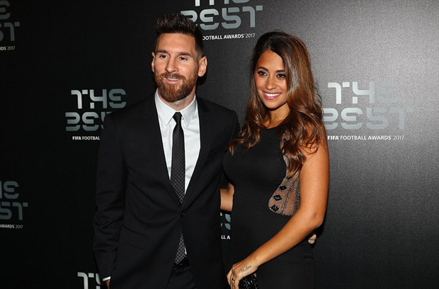 Messi cùng vợ đến buổi lễ trao giải. Với một năm không thật thành công khi không giành danh hiệu lớn nào cùng Barca, Messi đã không thể giành chiến thắng ronaldo, messi, neymar, ronaldo doat the best, ronaldo xuat sac nhat the gioi
