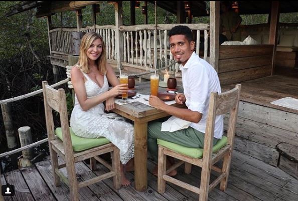 smalling, smalling den viet nam, man utd, ha noi