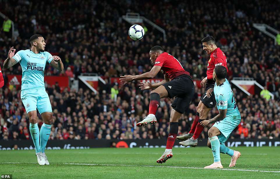 Và rồi tất cả sự dồn nén được giải toả khi Sanchez đánh đầu nâng tỉ số lên 3-2 cho United ở phút 90. Một bàn thắng vô cùng quan trọng với Quỷ đỏ MU 3-2 Newcastle, mourinho, nha, ngoai hang anh