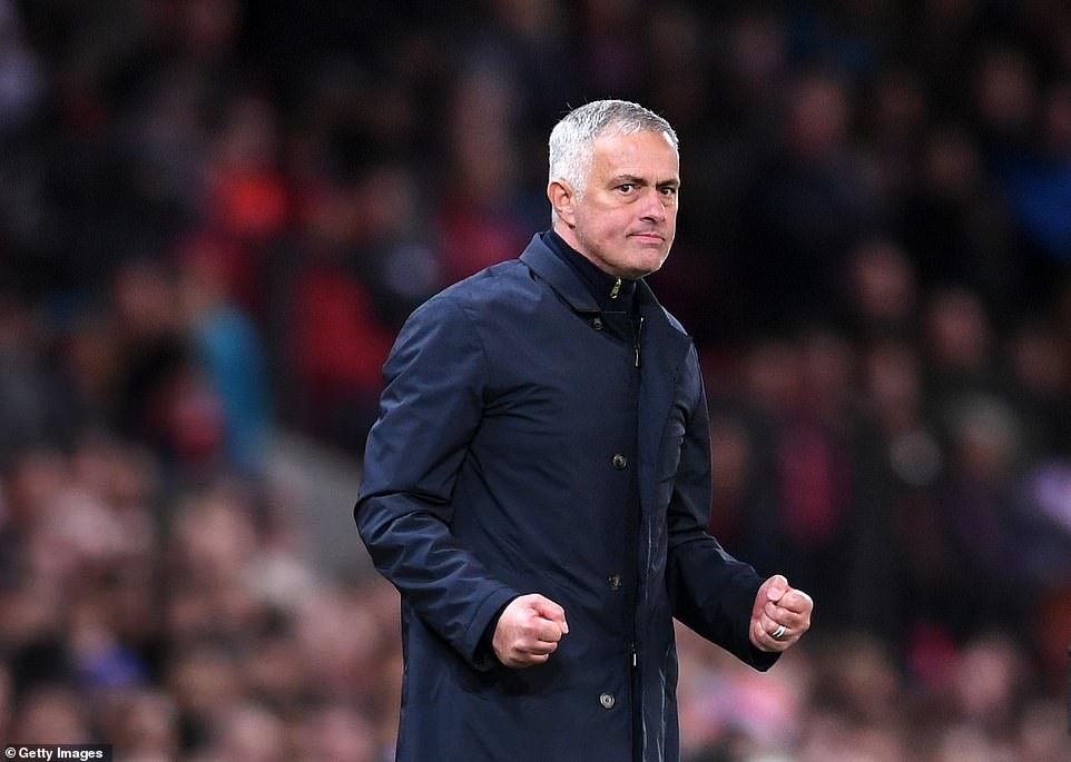Mourinho đã truyền lửa cho các học trò trong giờ nghỉ giải lao. Ông không quát mắng, mà theo như Fellaini tiết lộ, Mou yêu cầu các học trò chiến đấu như những người đàn ông MU 3-2 Newcastle, mourinho, nha, ngoai hang anh