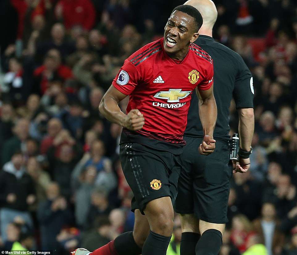 Bàn thắng như khiến cả cầu trường Old Trafford như nổ tung. Martial ghi bàn thắng đặc biệt quan trọng, giúp United tránh được những sự ngờ vực MU 3-2 Newcastle, mourinho, nha, ngoai hang anh