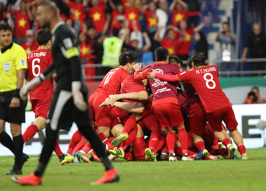Sau đó tất cả cùng đè lên nhau trong sự phấn khích tột độ viet nam 4-2 jordan, viet nam vao tu ket, asian cup 2019, vong tu ket asian cup, jordan, viet nam