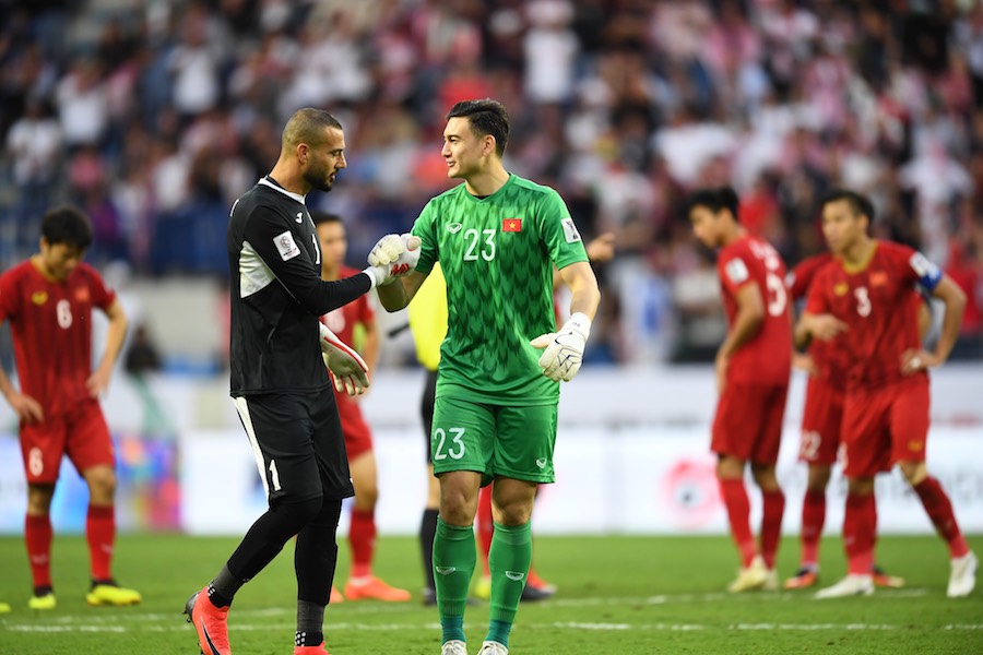 Thủ môn của Jordan cũng có màn bắt penalty không tệ, anh cản được 1 quả, còn lại đều phải vào lưới nhặt bóng vì cầu thủ Việt Nam sút quá tốt viet nam 4-2 jordan, viet nam vao tu ket, asian cup 2019, vong tu ket asian cup, jordan, viet nam