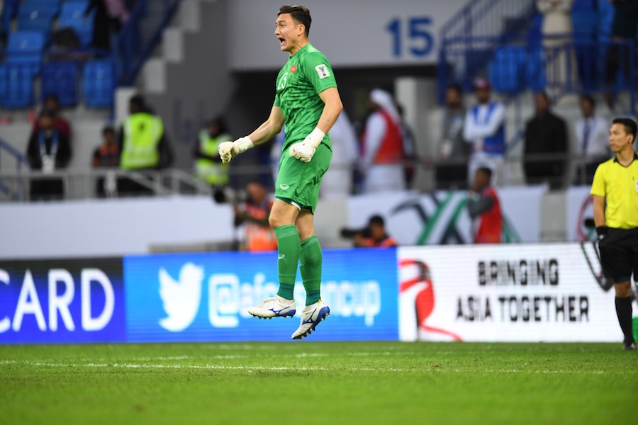 Thủ thành của Việt Nam ăn mừng đầy cảm xúc sau khi bắt được thành công quả penalty viet nam 4-2 jordan, viet nam vao tu ket, asian cup 2019, vong tu ket asian cup, jordan, viet nam
