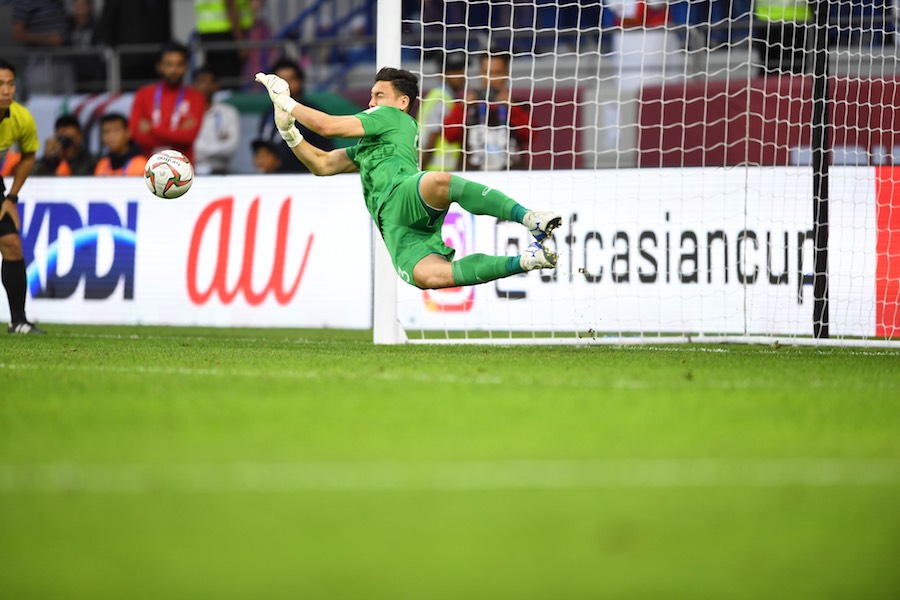 Thủ thành Đặng Văn Lâm đã có loạt bắt penalty đầy cảm xúc. Anh đã đẩy được một quả còn một quả cầu thủ Jordan sút trúng xà ngang viet nam 4-2 jordan, viet nam vao tu ket, asian cup 2019, vong tu ket asian cup, jordan, viet nam