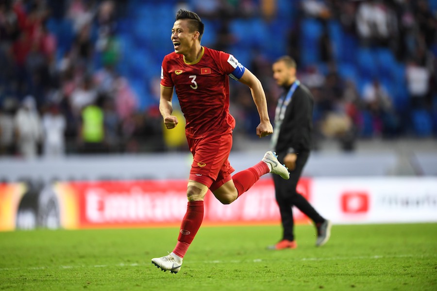 Trong khi đó Quế Ngọc Hải chạy đến ăn mừng cùng BHL viet nam 4-2 jordan, viet nam vao tu ket, asian cup 2019, vong tu ket asian cup, jordan, viet nam