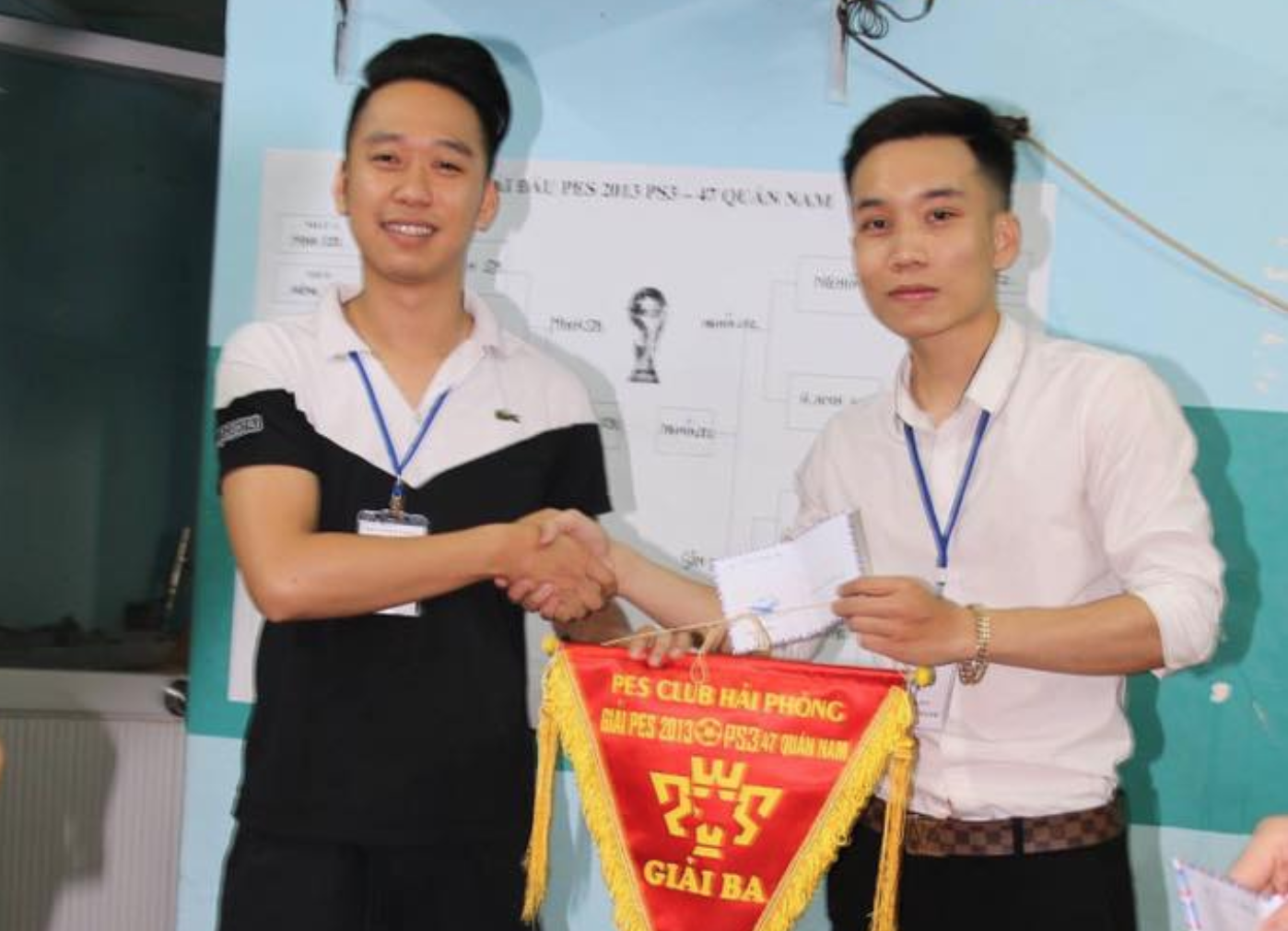 Tô Nguyễn (trái) là game thủ PES có số má của Hải Phòng to nguyen pes 2020