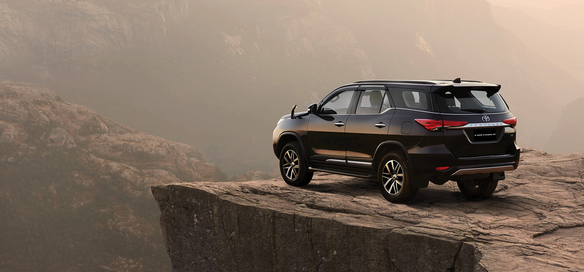Toyota Fortuner 2021 lộ diện thiết kế có thể ra mắt vào cuối năm