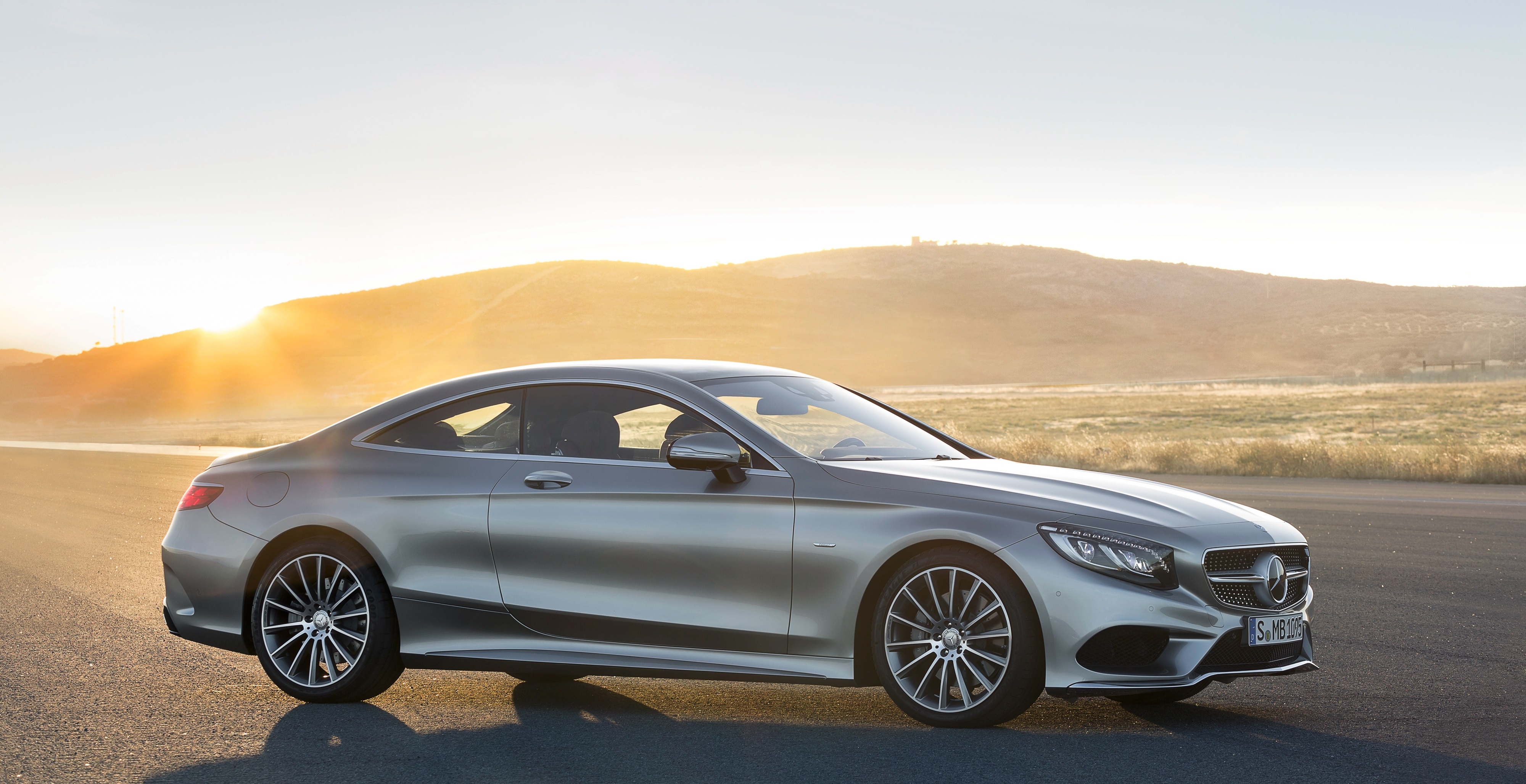 Chi tiết giá bán xe Mercedes-Benz S500 4Matic Couple, thông số kỹ thuật, nội ngoại thất, vận hành và đánh giá mới nhất 2020.