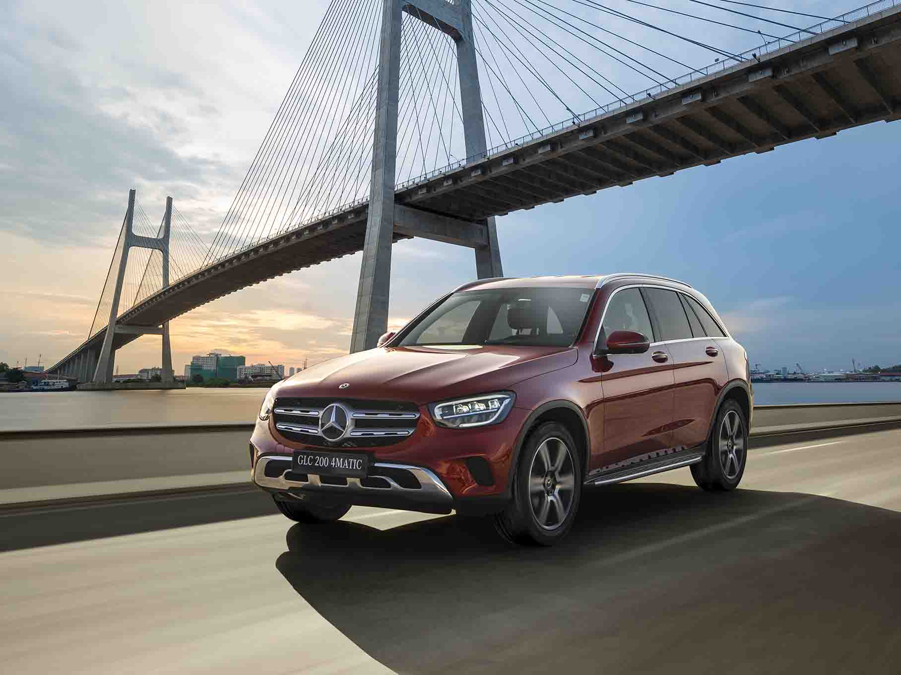 Chi tiết giá xe Mercedes GLC 200 2020, thông số kỹ thuật, đánh giá nội ngoại thất và khả năng vận hành xe.