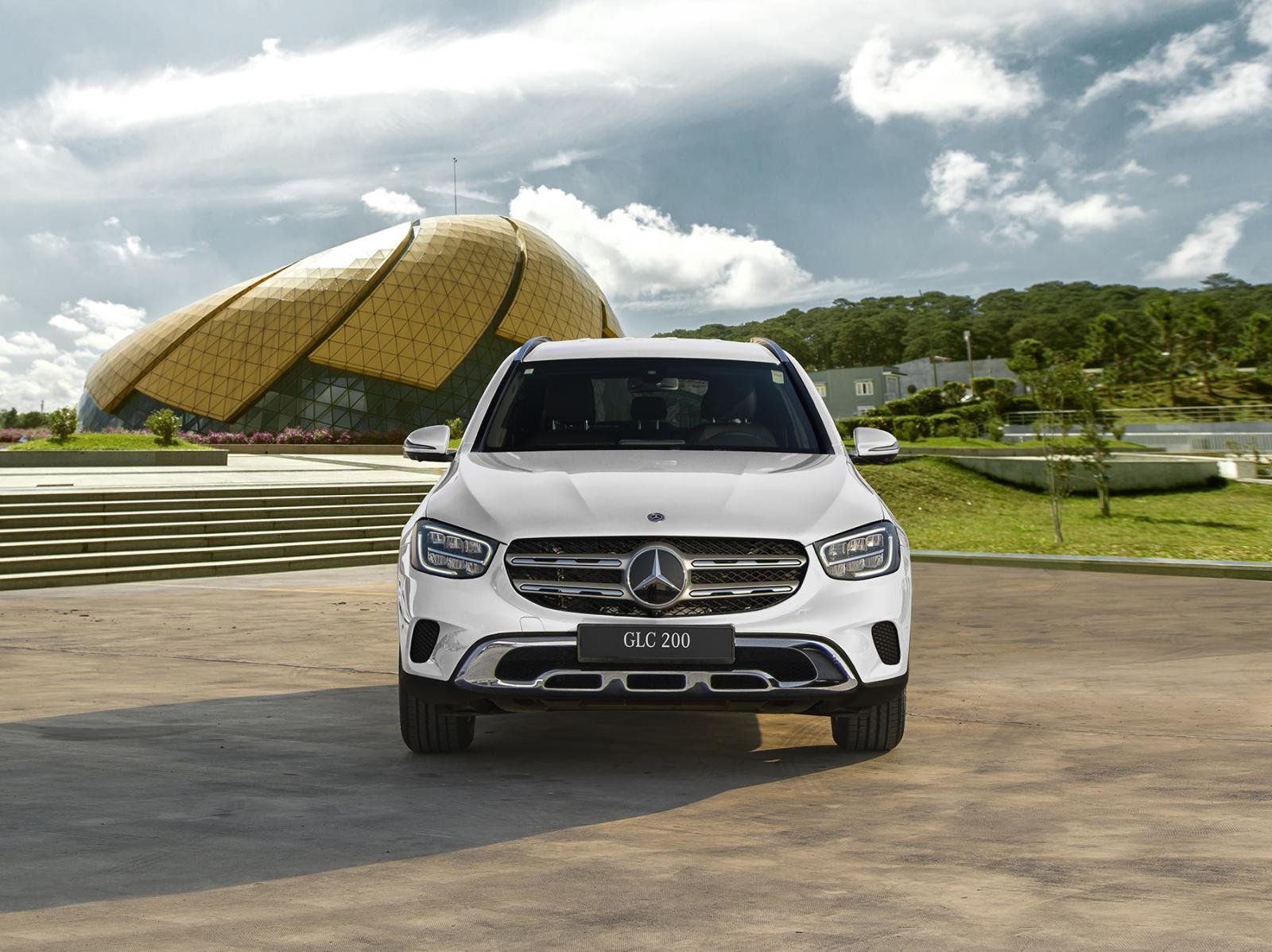 Chi tiết giá xe Mercedes GLC 200 2020, thông số kỹ thuật, đánh giá nội ngoại thất và khả năng vận hành xe.
