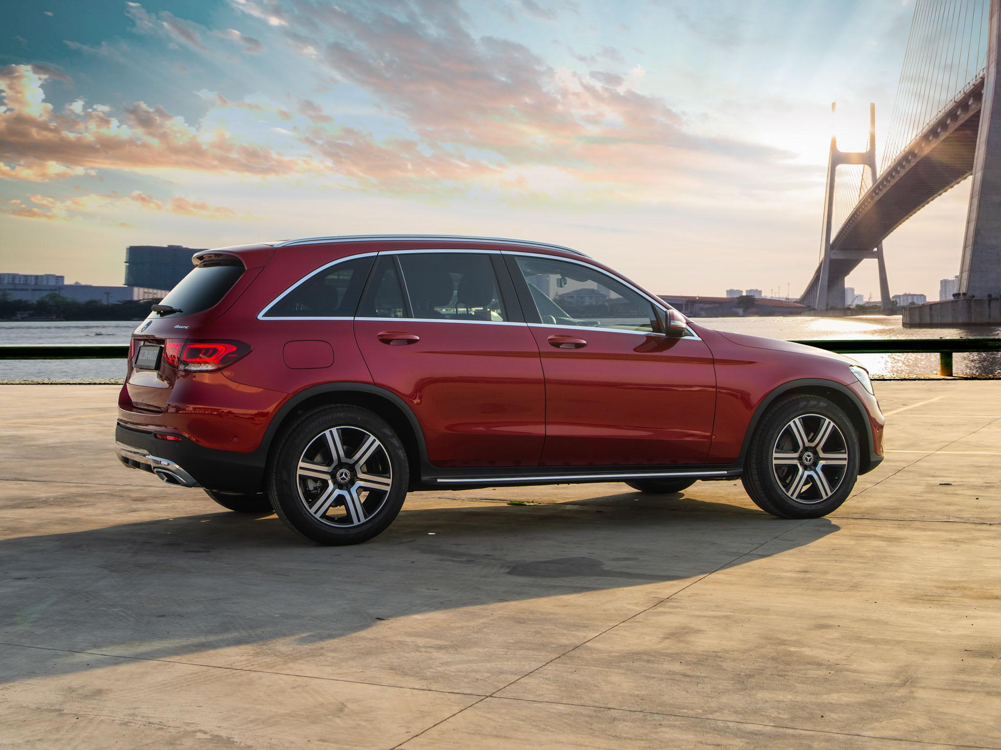 Chi tiết giá xe Mercedes GLC 200 2020, thông số kỹ thuật, đánh giá nội ngoại thất và khả năng vận hành xe.