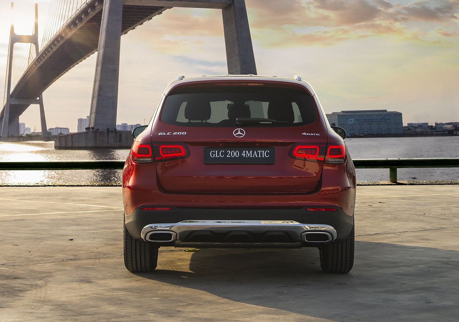 Chi tiết giá xe Mercedes GLC 200 2020, thông số kỹ thuật, đánh giá nội ngoại thất và khả năng vận hành xe.